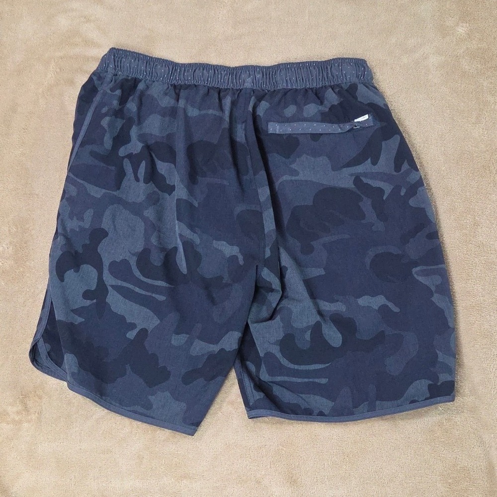 Vuori V cycled performance 4 way stretch shorts men size large gray camo 8" EUC - Picture 5 of 11